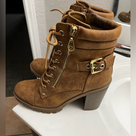 Guess GBG style GGJaydyn  Medium Natural size 8 1/2 - Picture 1 of 3